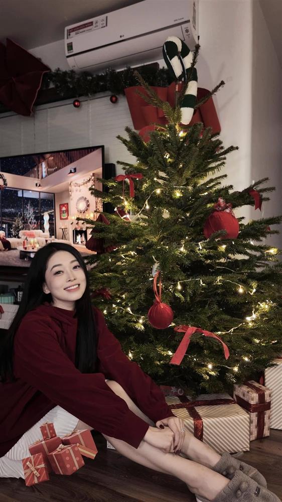 Hoa hậu, á hậu Việt trang trí nhà cửa dịp Giáng sinh-1