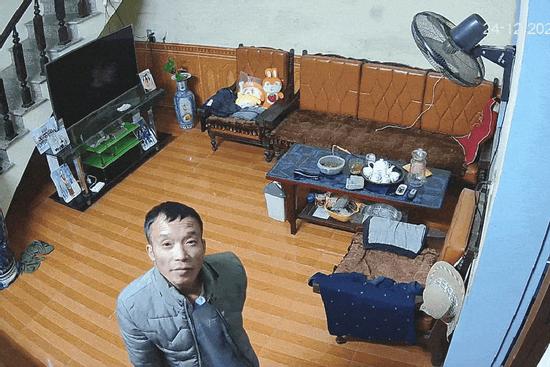 Con gái đi lấy chồng vô tình xem camera, nghe bố nói câu này liền tức tốc về nhà