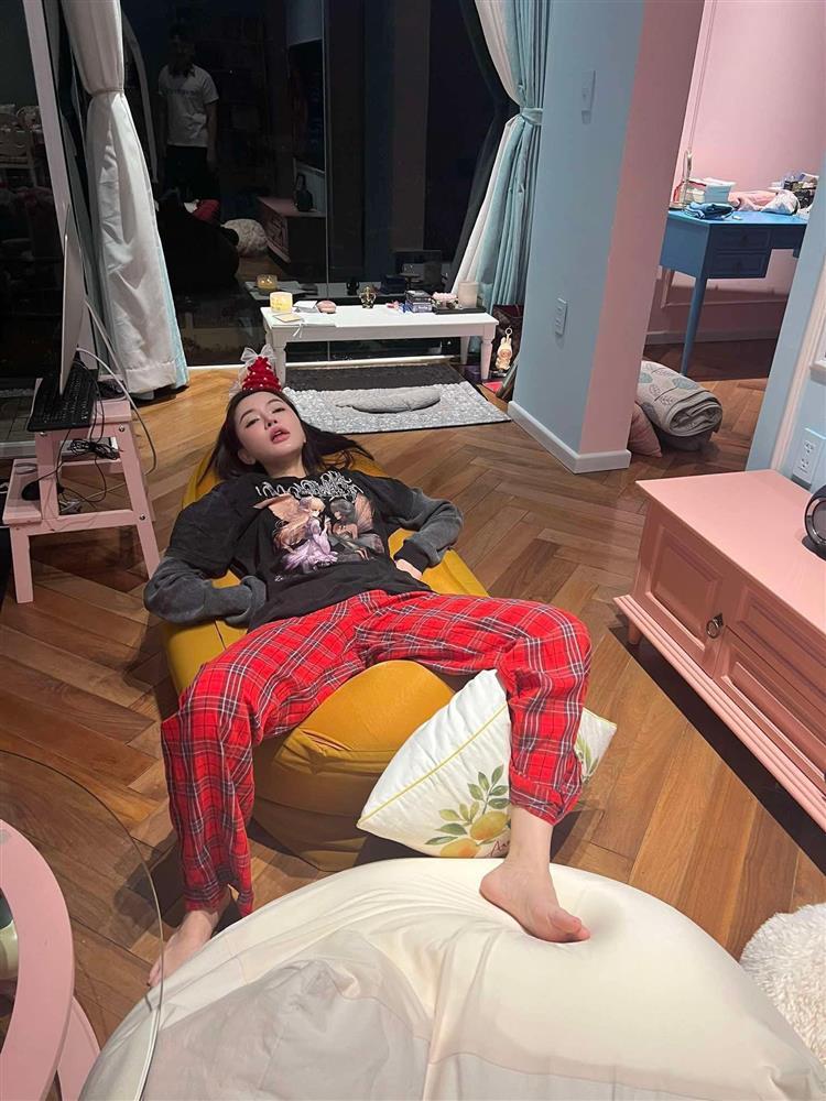 Một nữ ca sĩ Vbiz chia sẻ ảnh tổng kết năm, có gì hot mà khiến dân mạng chia sẻ rầm rộ vì quá đồng cảm?-1