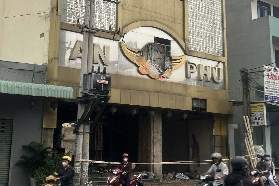 Hàng xóm dùng búa tạ phá tường, cứu 2 người ngạt khói ở TPHCM-3