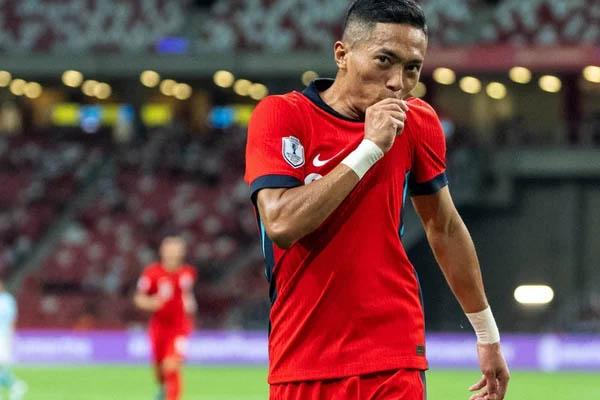 Phản ứng HLV Kim Sang Sik sau khi nhận thẻ vàng trận ĐT Việt Nam vs ĐT Singapore-6