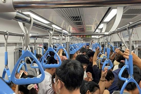 Tàu metro số 1 dừng đột ngột, hành khách ngơ ngác