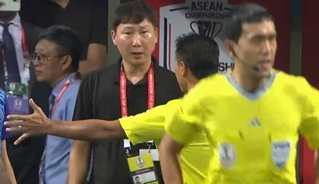 Phản ứng HLV Kim Sang Sik sau khi nhận thẻ vàng trận ĐT Việt Nam vs ĐT Singapore-3