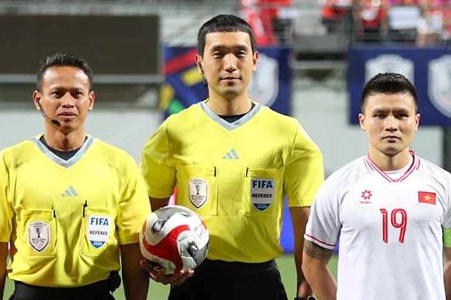 Bạo loạn bóng đá Indonesia: Cầu thủ đánh nhau, đuổi trọng tài chạy quanh sân-2