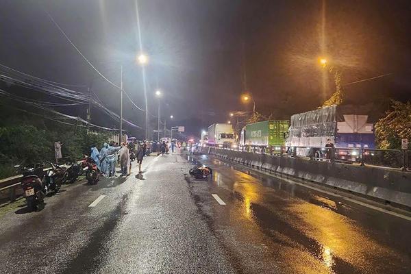 Xe máy tông dải phân cách cứng, 3 người tử vong tại chỗ ở Nha Trang-1