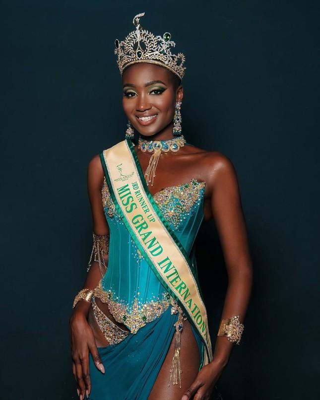 Thêm á hậu bị ông Nawat tước danh hiệu-1