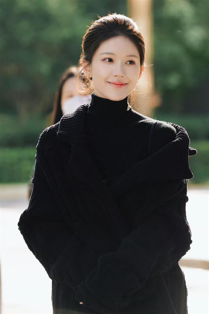 Triệu Lộ Tư lộ ảnh ngồi xe lăn nhập viện cấp cứu, khóa trang cá nhân nhiều ngày qua-3