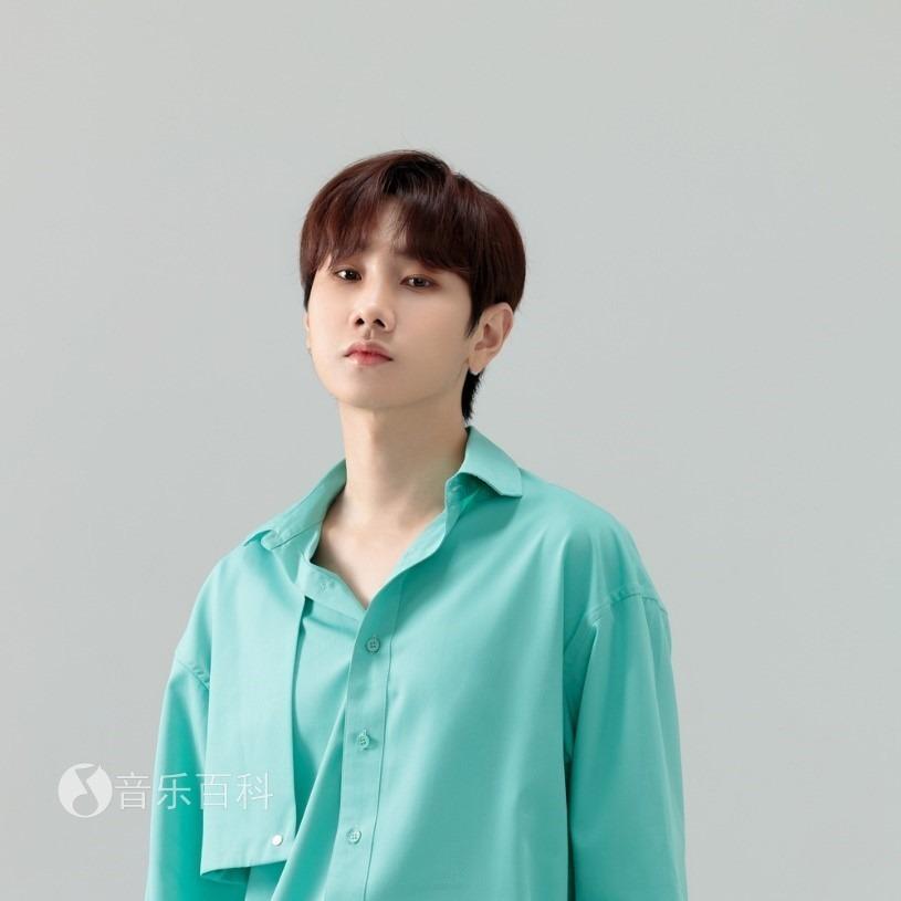 Chấn động: Nam ca sĩ nổi tiếng bị bóc 8 ngày hẹn hò với 3 cô gái-2