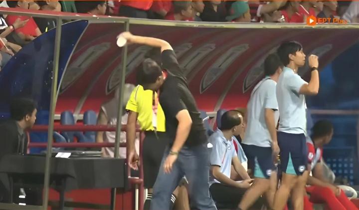 Hồ Tấn Tài mắc sai lầm, HLV Kim Sang-sik nổi giận ném vỡ chai nước-1