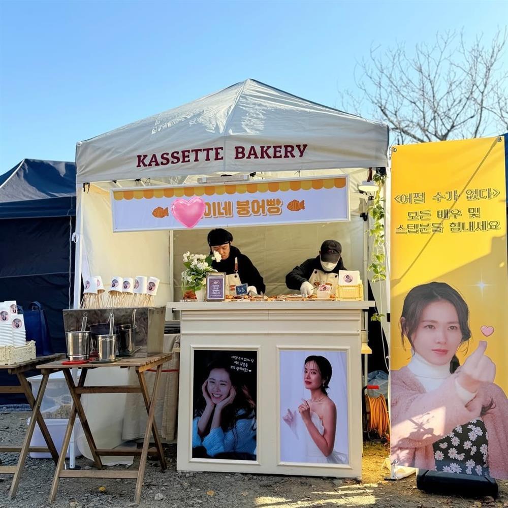 Son Ye Jin làm điều ngọt ngào cho Hyun Bin tại phim trường, netizen phát sốt: Chưa gì chị đã nhớ chồng rồi sao?-4