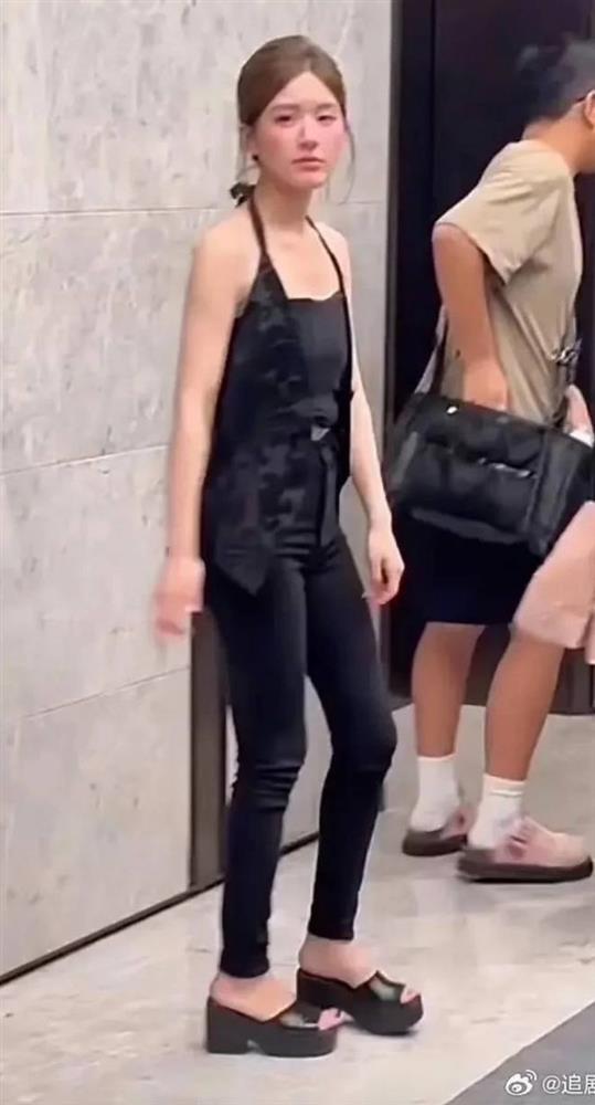 Clip sốc: Triệu Lộ Tư kiệt quệ không đi nổi, mặt trắng bệch thở oxy trong phòng cấp cứu-6