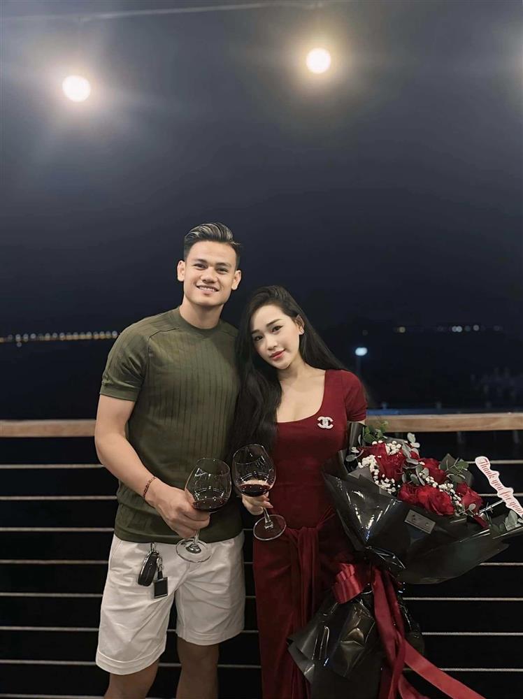 Vợ xinh đẹp, tài giỏi của hậu vệ đắt giá nhất đội tuyển Việt Nam-1