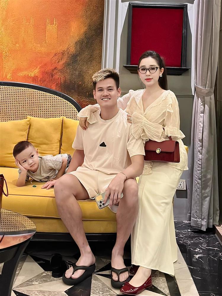 Vợ xinh đẹp, tài giỏi của hậu vệ đắt giá nhất đội tuyển Việt Nam-5