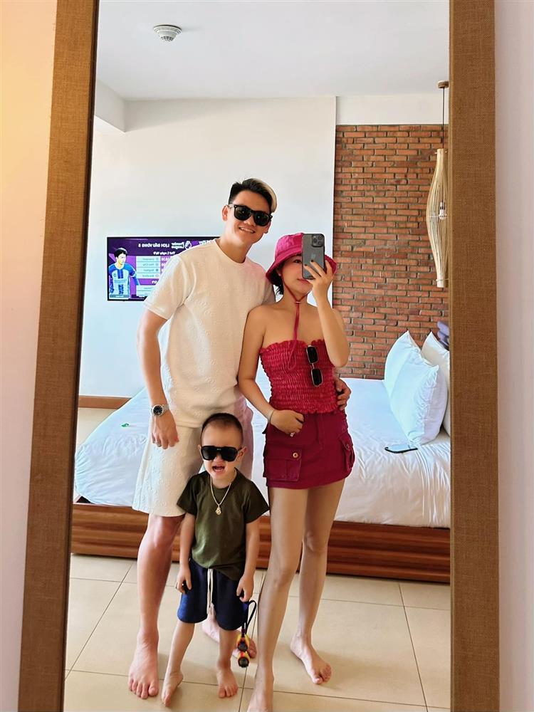 Vợ xinh đẹp, tài giỏi của hậu vệ đắt giá nhất đội tuyển Việt Nam-7