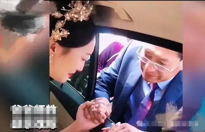 Cô dâu lên xe hoa vẫn nắm chặt tay bố nuôi, nói lời xúc động-1