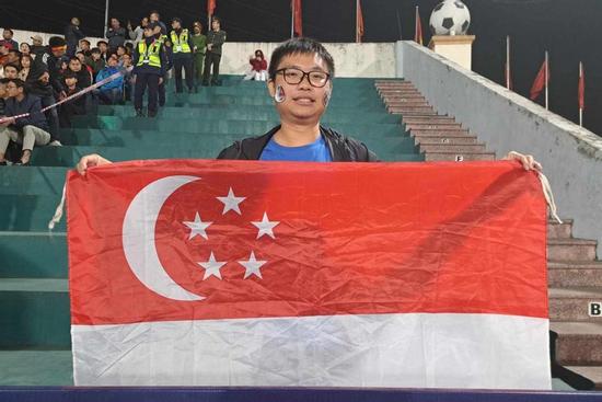 CĐV Singapore duy nhất đến Việt Trì: 'Tuyển Việt Nam sẽ vô địch AFF Cup, các bạn quá mạnh'