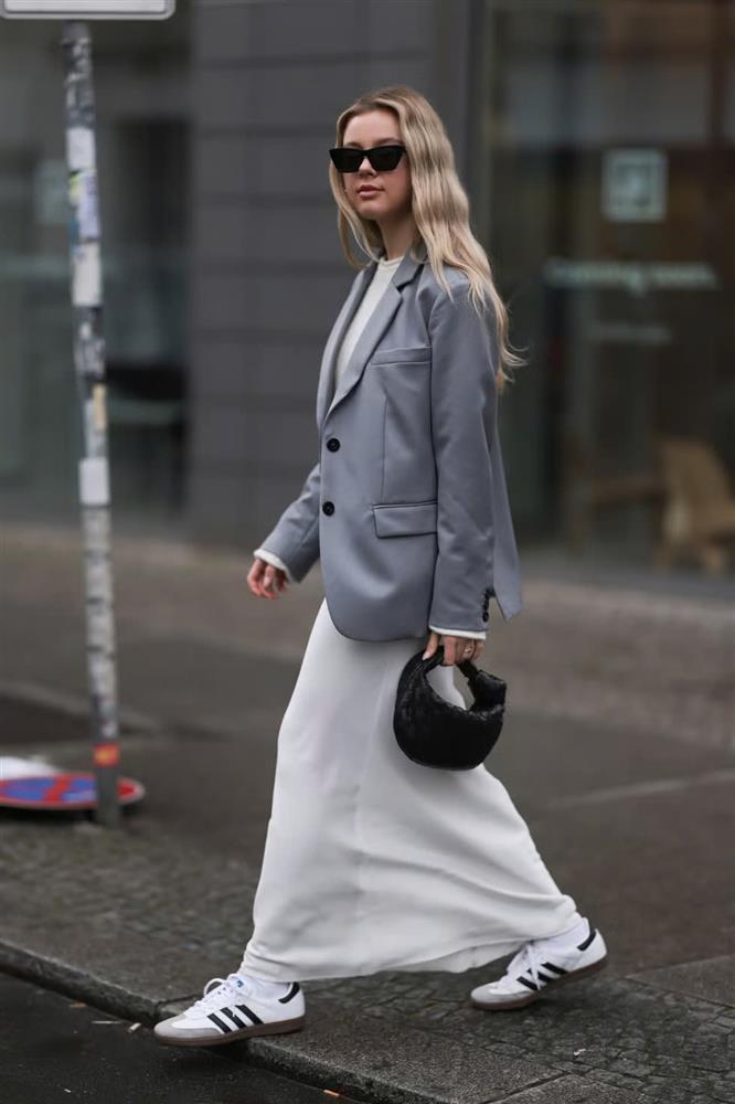 Gợi ý cách phối đồ siêu xinh đang thịnh hành với giày thể thao giúp nàng thời thượng trong mọi outfit-1