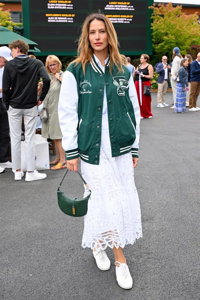 Gợi ý cách phối đồ siêu xinh đang thịnh hành với giày thể thao giúp nàng thời thượng trong mọi outfit-5