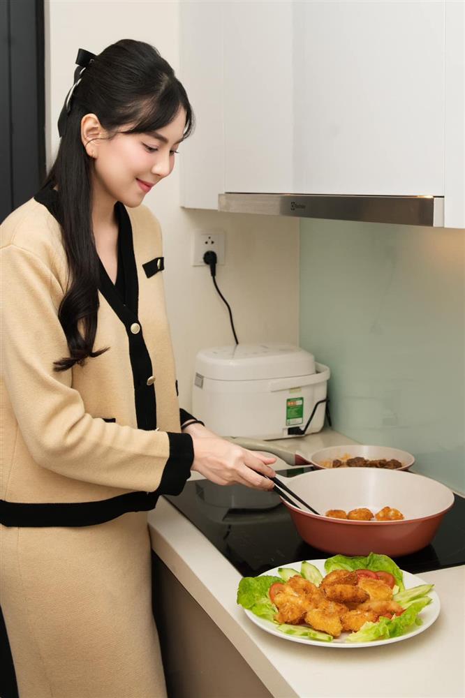 MC Mai Ngọc chuộng trang phục phom rộng, tối màu sau úp mở muốn kết hôn và làm mẹ-6