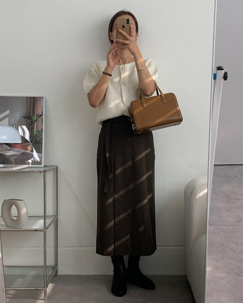 Người phụ nữ cao 1m53 có 10 cách mặc chân váy tôn dáng mà không cần đi giày cao gót-2