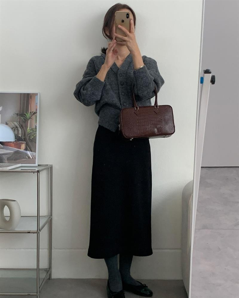 Người phụ nữ cao 1m53 có 10 cách mặc chân váy tôn dáng mà không cần đi giày cao gót-3