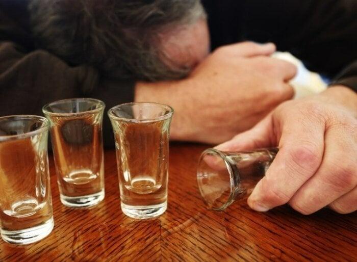 Uống 20 chén rượu mạnh, bao lâu để nồng độ cồn về 0?-1