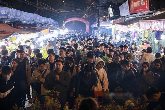 Chen chân lễ phủ Tây Hồ lúc 0h ngày mùng 1 Âm lịch cuối cùng của năm