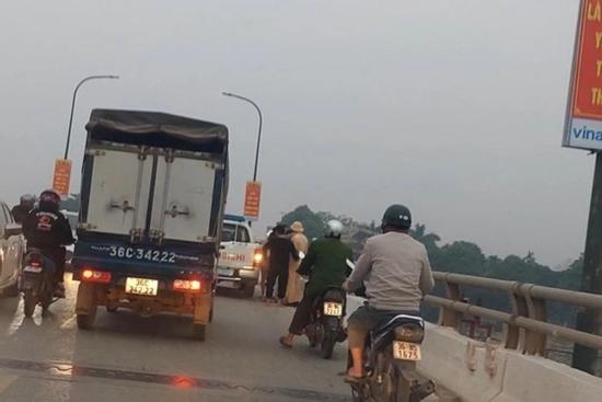 CSGT Thanh Hóa kịp thời cứu cô gái trẻ định nhảy cầu tự tử