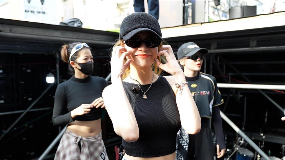 Clip Hoàng Thuỳ Linh bất ngờ ra về theo cách khó hiểu sau khi tái xuất cùng Đen Vâu-2