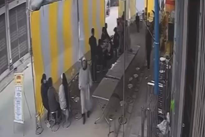 Người uống rượu đâm vào đám tang đã sai, dựng rạp giữa đường càng đáng trừng trị-2