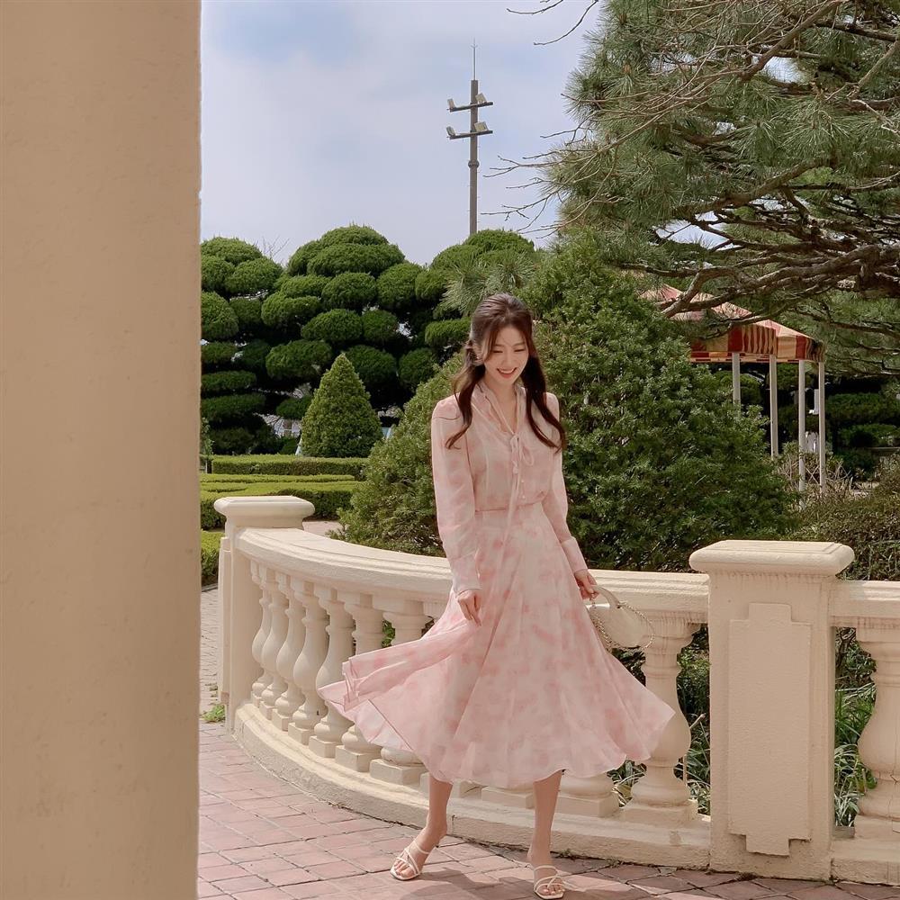 5 mẫu váy liền hack tuổi chị em nên mặc trong dịp Tết-5