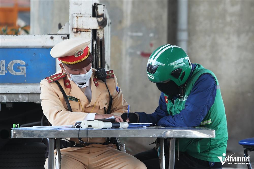 Đi xe máy trên vỉa hè sẽ bị phạt đến 6 triệu đồng-2