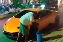 Người đàn ông gây xôn xao vì rửa siêu xe Lamborghini Huracan bằng giẻ lau