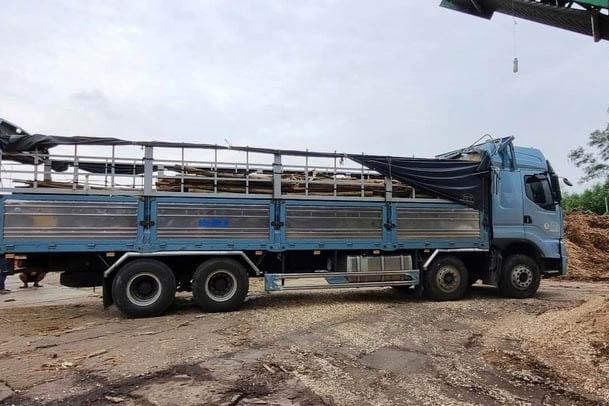 Xe con bất ngờ tăng tốc đâm liên hoàn xe máy, ô tô trên đường ở Hà Nội-2