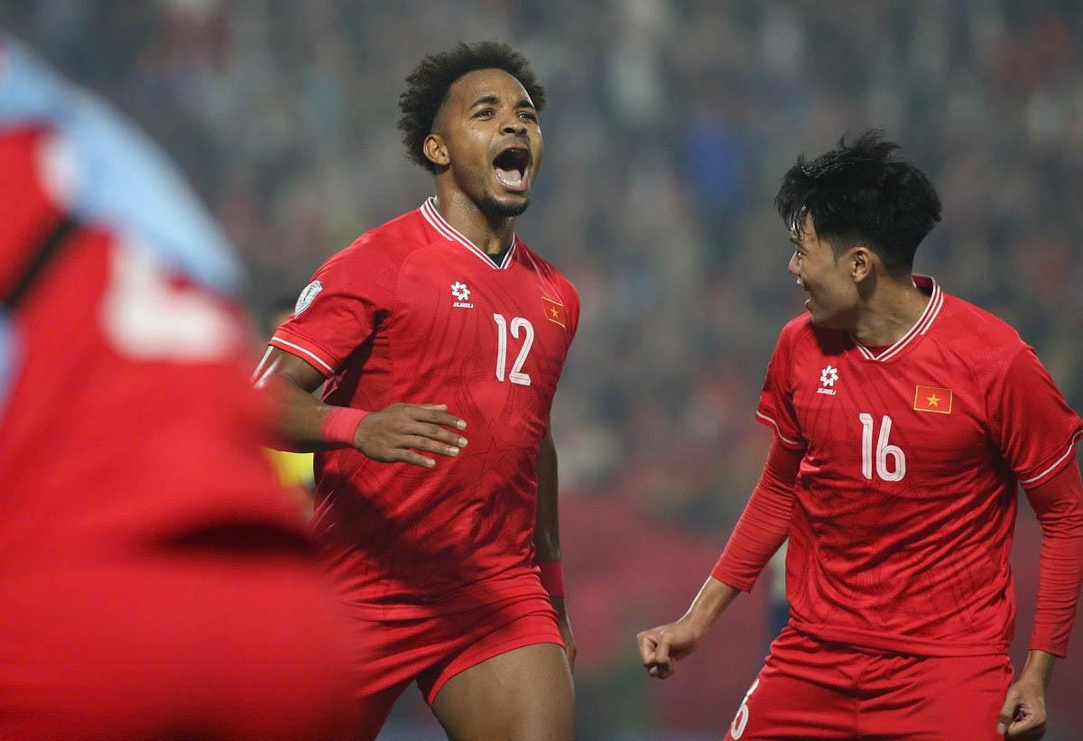 MC Lại Văn Sâm, hoa hậu Thùy Tiên vỡ òa khi tuyển Việt Nam đánh bại Thái Lan-5