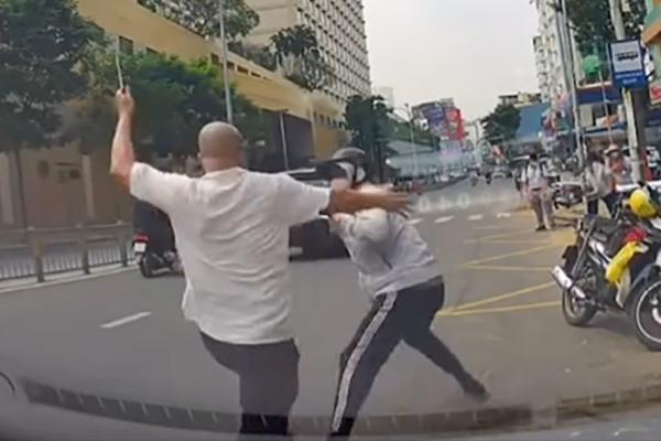 Bắt khẩn cấp 2 kẻ đánh người giữa đường tại TP.HCM-2