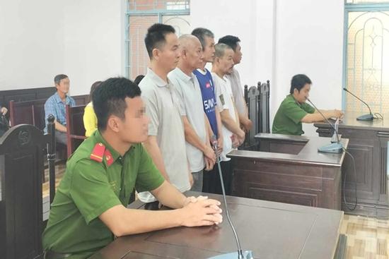 5 đối tượng lừa bán đá thiên thạch 250 triệu USD cho người đàn ông ở Hà Nội