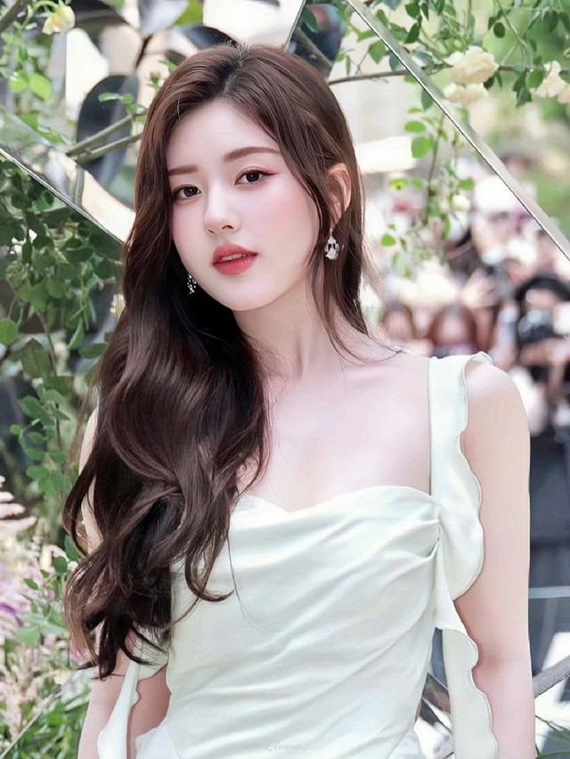 Trước khi tiều tụy ngồi xe lăn, Triệu Lộ Tư xinh đẹp, giàu có cỡ nào?-2