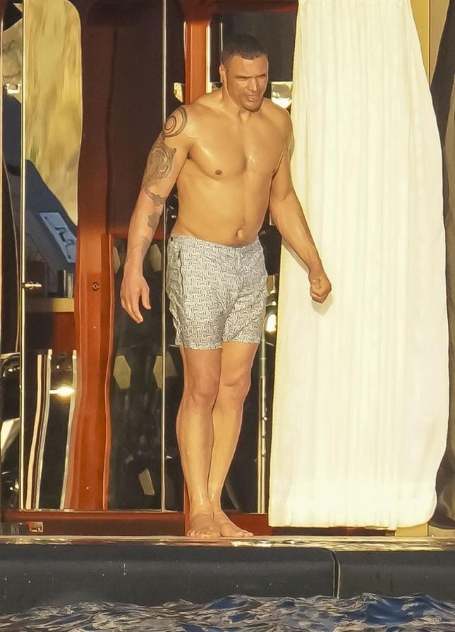 Cảnh sát đột kích siêu du thuyền của tỷ phú Amazon-6