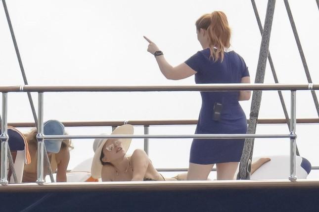 Cảnh sát đột kích siêu du thuyền của tỷ phú Amazon-5