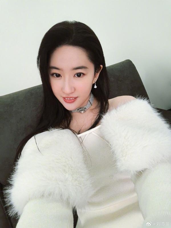 Lưu Diệc Phi bị bóc mẽ chỉnh sửa nhan sắc quá lố trong loạt ảnh mừng năm mới-2