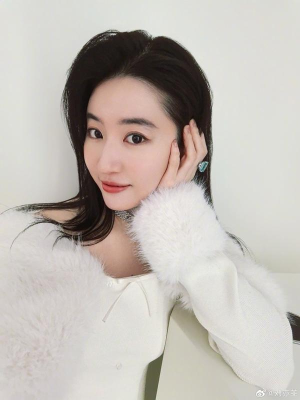 Lưu Diệc Phi bị bóc mẽ chỉnh sửa nhan sắc quá lố trong loạt ảnh mừng năm mới-3