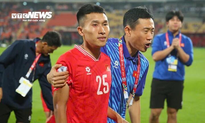 Cầu thủ Việt Nam sưng mắt vẫn lăn xả đấu Thái Lan-1