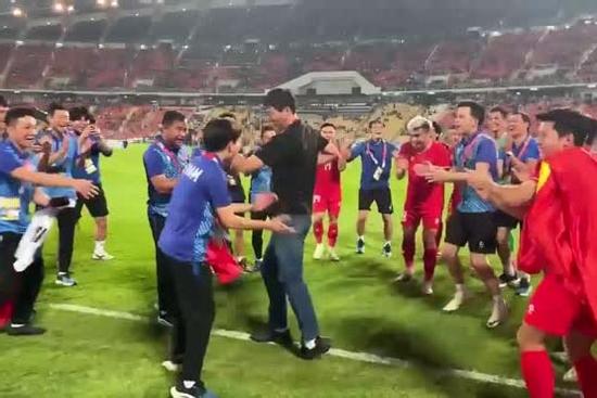 Vũ điệu mừng chiến thắng độc đáo của HLV Kim Sang-sik, học trò sướng ngất ngây