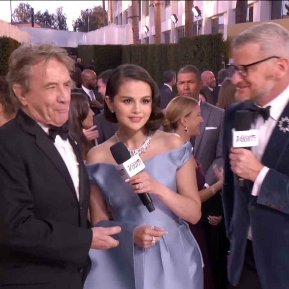 Thảm đỏ Quả Cầu Vàng 2025: Selena Gomez xuất hiện 10 giây cũng đủ át Angelina Jolie, Miley Cyrus bốc lửa chặt chém dàn mỹ nhân-2