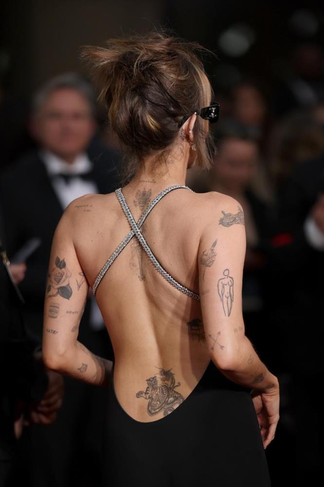 Thảm đỏ Quả Cầu Vàng 2025: Selena Gomez xuất hiện 10 giây cũng đủ át Angelina Jolie, Miley Cyrus bốc lửa chặt chém dàn mỹ nhân-4