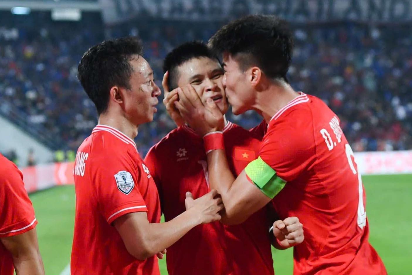 Nhan sắc bà xã đội trưởng Đỗ Duy Mạnh gây chú ý ở chung kết ASEAN Cup-8