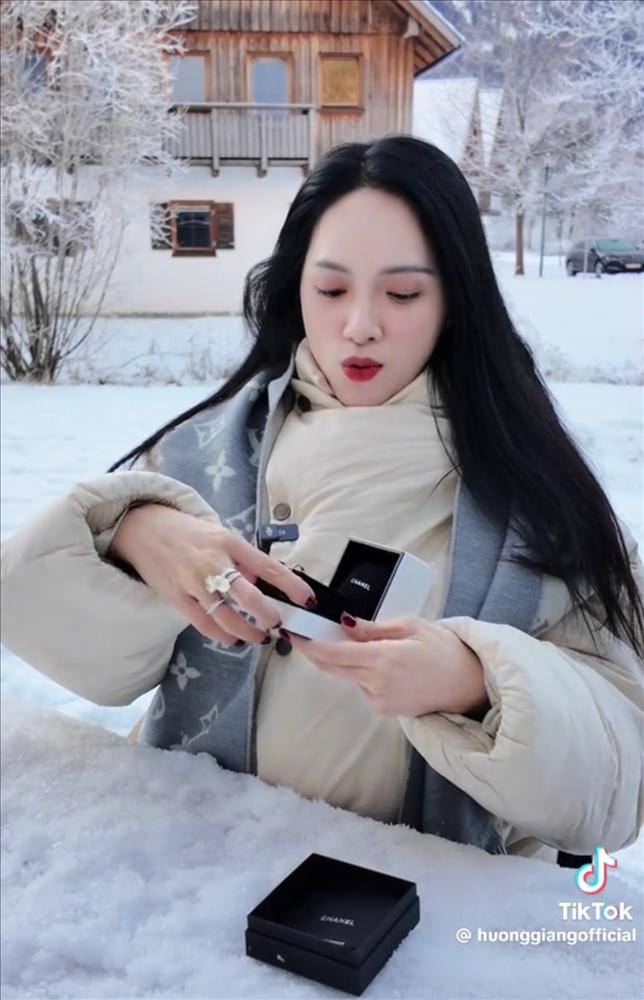 Hoa hậu Vbiz công khai người yêu kém tuổi ở sự kiện, 1 chi tiết khiến netizen kêu cưới gấp-3