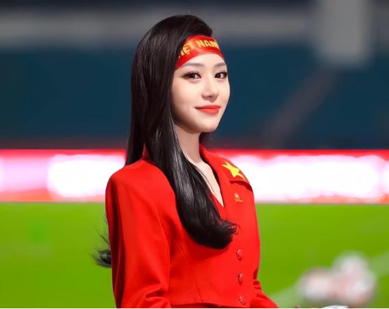 Chân dung nữ MC duy nhất bình luận AFF Cup: Lo lắng đến chảy nước mắt khi Xuân Son chấn thương...-1