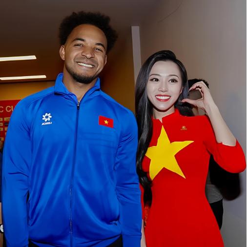 Chân dung nữ MC duy nhất bình luận AFF Cup: Lo lắng đến chảy nước mắt khi Xuân Son chấn thương...-2